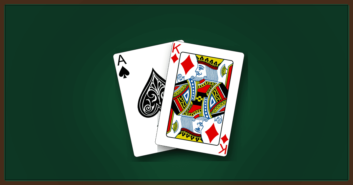 Ás de espadas e rei de ouros formam 21 no Blackjack sobre feltro verde